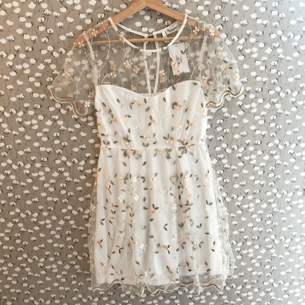 NWT boutique floral dress. Size small